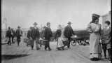 Emigrants débarquants à Ellis Island, New York