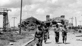 Soldats devant la gare maritime de Cherbourg, détruite pendant la seconde guerre mondiale